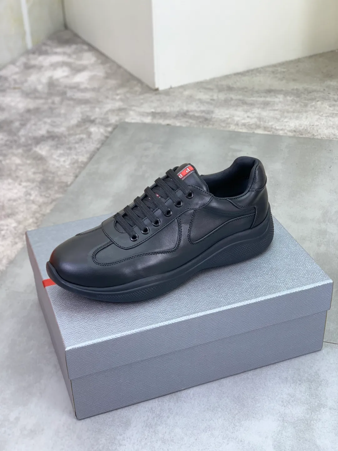 Men's Men's Shoes 💰P520 💰【New Style】 The latest model of high-quality PRADA classic men's shoes has been launched on the official website with a 1:1 replica, synchronized in Hong Kong counters, and on the same catwalk; all made of calfskin ➕Imported cowhide lining, 🍡🍡rubber The original outsole is 1:1 non-slip and wear-resistant; comfortable to wear, attractive in style, fine in workmanship, and equipped with a simple and neat shoe last, showing a man's boldness and toughness, 👍size 38 to 44 (45 can be customized) black White color🉑️choose